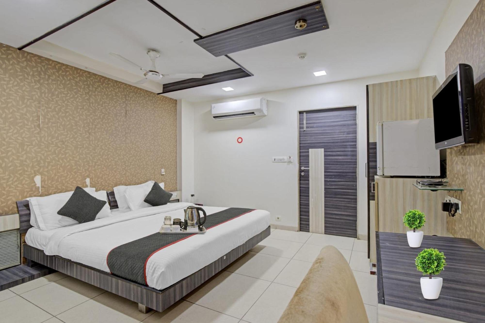 Hotel O The Kia Residency Hotel And Banquet Ahmedabad Exterior photo